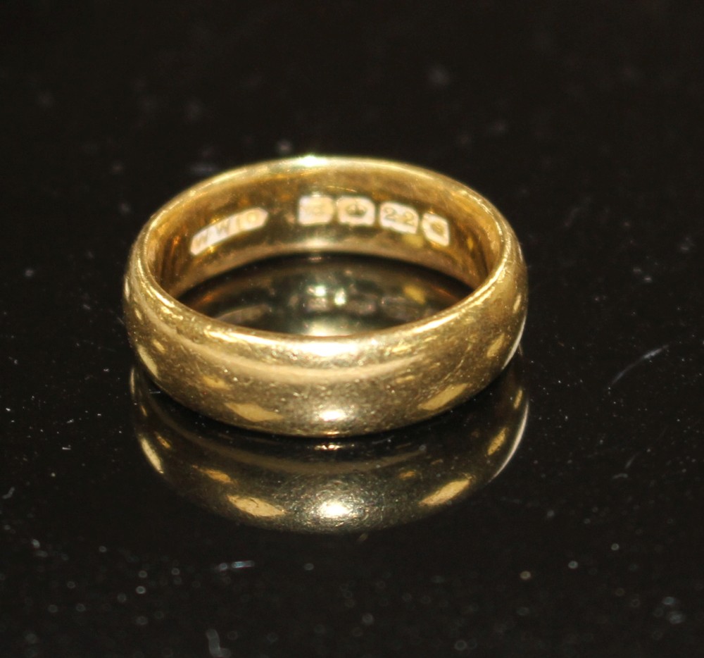 A George V 22ct gold wedding band, size N, weight 8.9 grams.